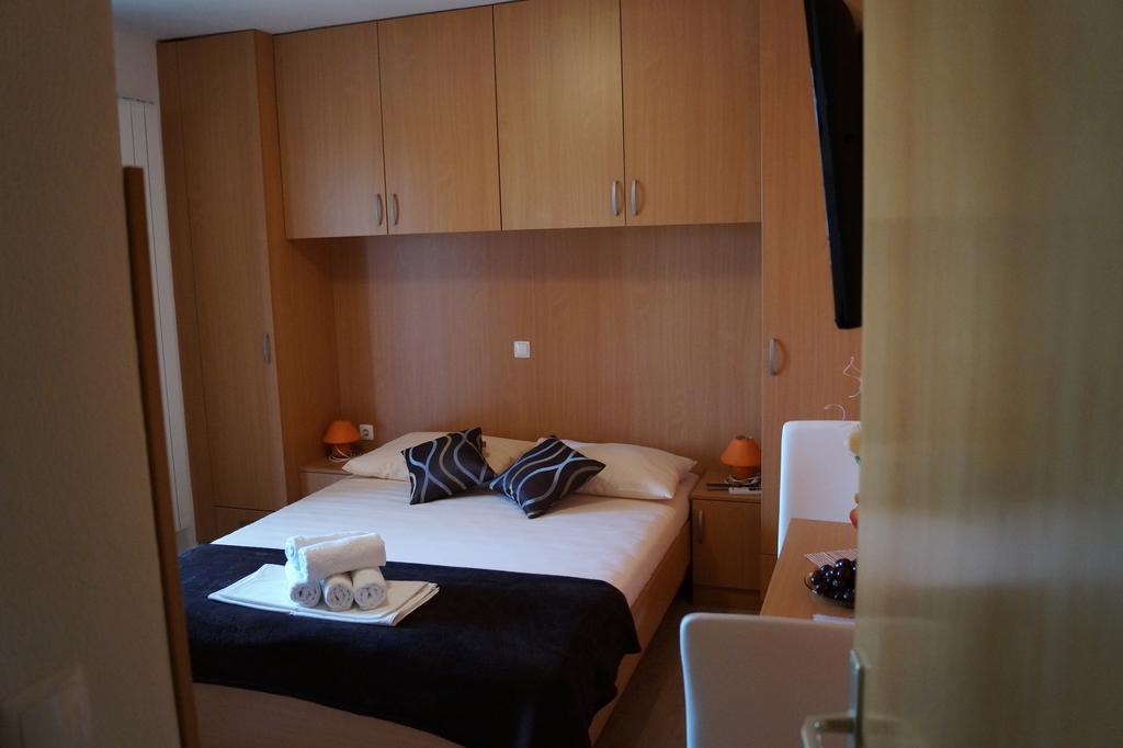 Apartments Tomic Biograd Na Moru Room photo